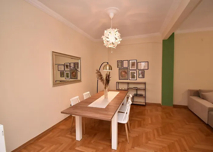 Huge N Happy Apartment